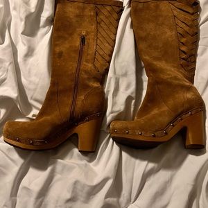 Gorgeous UGG boots worn but in decent condition